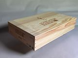 La boîte en bois est vide et prête à servir d'emballage cadeau.