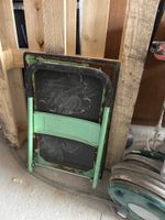 Un lot composé pistolet, une sangle, plusieurs couteaux à en… (photo 2)