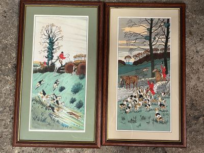 trois tableaux asiatiques encadrés représentant des oiseaux et des fleurs, accrochés au mur