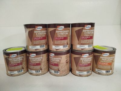 de nombreuses boîtes de conserve posées sur une table
