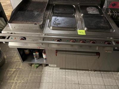 une photo d'une cuisine professionnelle équipée de deux feux et d'une cuisinière