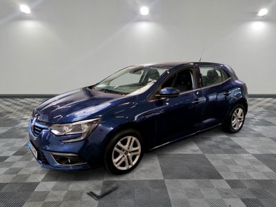 une voiture bleue est garée dans une pièce au sol à carreaux