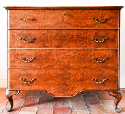 Commode anglaise à quatre tiroirs en plaquage de ronce de no…