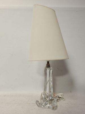 une lampe posée sur une table à côté d'un mur
