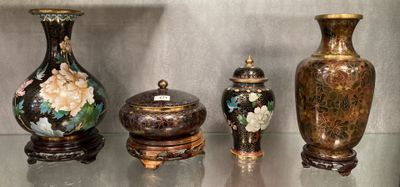 cinq vases exposés sur une table en verre