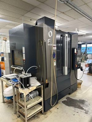 une grande machine installée dans une pièce