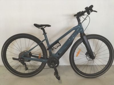 un vélo bleu appuyé contre un mur