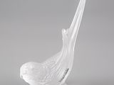 figurine d'oiseau blanc posée sur une table blanche
