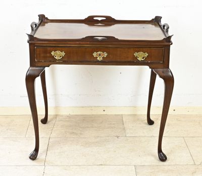 un vieux bureau en bois avec un plateau en verre et deux tiroirs