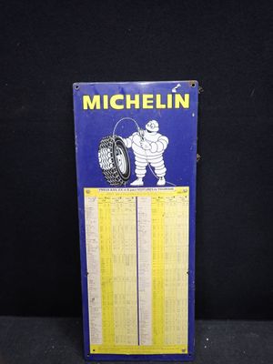 une ancienne enseigne « Michel Tire Service » sur fond noir