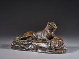 sculpture en bronze représentant un lion et son lionceau se reposant sur un rocher