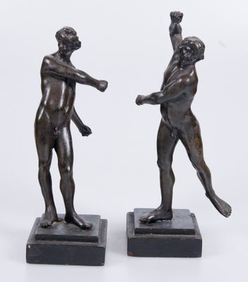 paire de sculptures en bronze représentant un homme et une femme se tenant la main