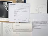 un grand nombre de papiers posés sur une table