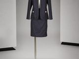 une photo d'une robe et d'une veste sur un mannequin
