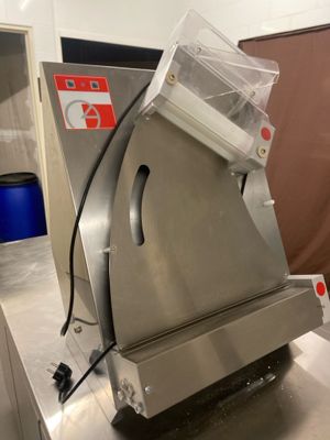 une machine posée sur le comptoir de la cuisine