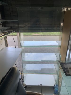vue d'une pièce dans laquelle se trouvent un bureau et une chaise