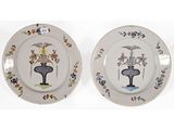 paire d'assiettes décoratives ornées de fleurs et de vases sur un fond blanc