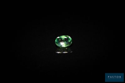 des tourmalines vertes sur fond noir