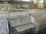 de nombreux meubles emballés dans du plastique dans un entrepôt