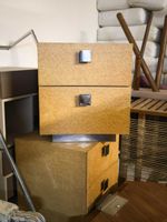 Lot de meubles courants : deux paires de chevets, une table … (photo 2)