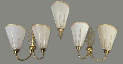 Suite de trois appliques en bronze doré, futs ornés de feuil…