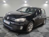 la photo d'une voiture noire garée dans un garage