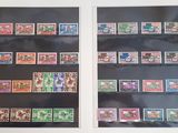 deux photographies encadrées représentant des timbres différents, exposées dans un cadre blanc