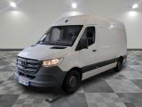la camionnette blanche est garée dans une grande pièce au sol en damier