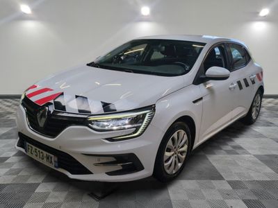 une voiture blanche avec une bande rouge à l'avant