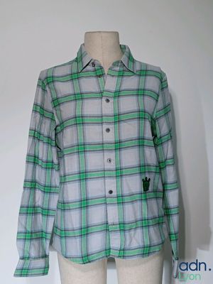 un gros plan sur une chemise portée par un mannequin, un mannequin, un mannequin, un mannequin, un mannequin, un mannequin, un mannequin, un mannequin