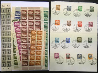 deux pages de timbres à gauche et une feuille de papier à droite