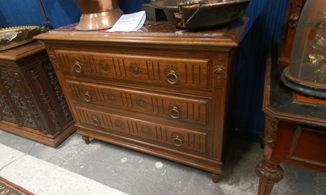 Commode droite ouvrant à trois tiroirs, dessus marbre rouge H : 9...