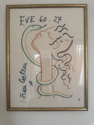 peinture sur le mur d'une salle de bains équipée de toilettes et d'un lavabo