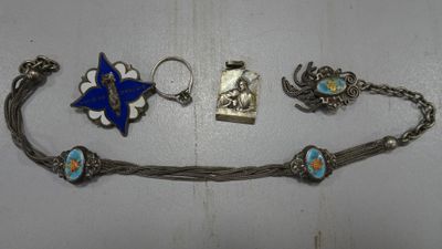 plusieurs bijoux sont exposés sur une surface blanche