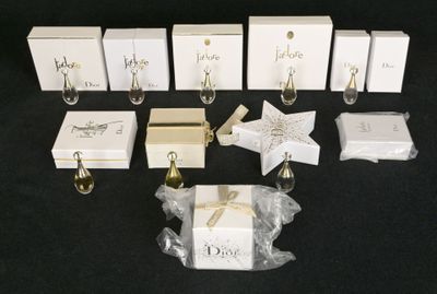 beaucoup de boîtes blanches posées sur une table noire