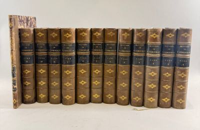 plusieurs vieux livres sont alignés sur une surface blanche