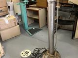 une machine placée au milieu d'une pièce