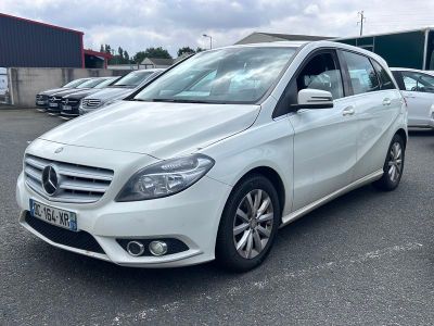 La Mercedes Classe B est garée dans un parking avec d'autres voitures