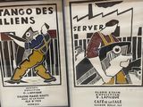 deux affiches accrochées au mur d'un magasin