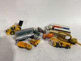 tout un tas de petites voitures et de camions posés sur la table
