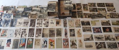 beaucoup de vieilles cartes postales sur le lit