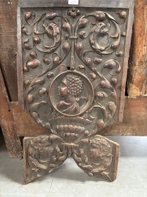 une vieille porte en bois ornée d'un motif décoratif