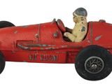 une petite voiture rouge avec un chien à l'intérieur
