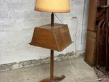 une lampe posée sur un support en bois