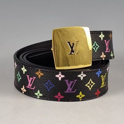 une ceinture noire ornée de lettres multicolores et d'une boucle dorée