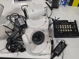 une table sur laquelle sont posés de nombreux appareils électroniques