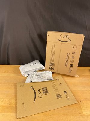 une boîte en carton et un paquet sur une table en bois