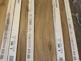 plusieurs morceaux de bois sont empilés les uns sur les autres sur une table