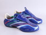 des chaussures de foot bleues et rouges sur fond blanc