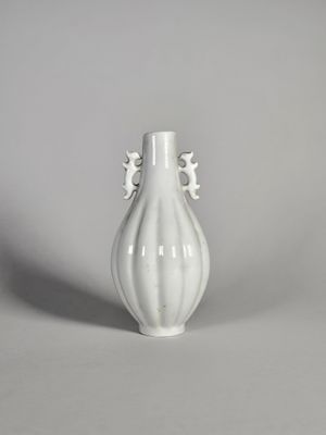 un vase blanc posé sur une table